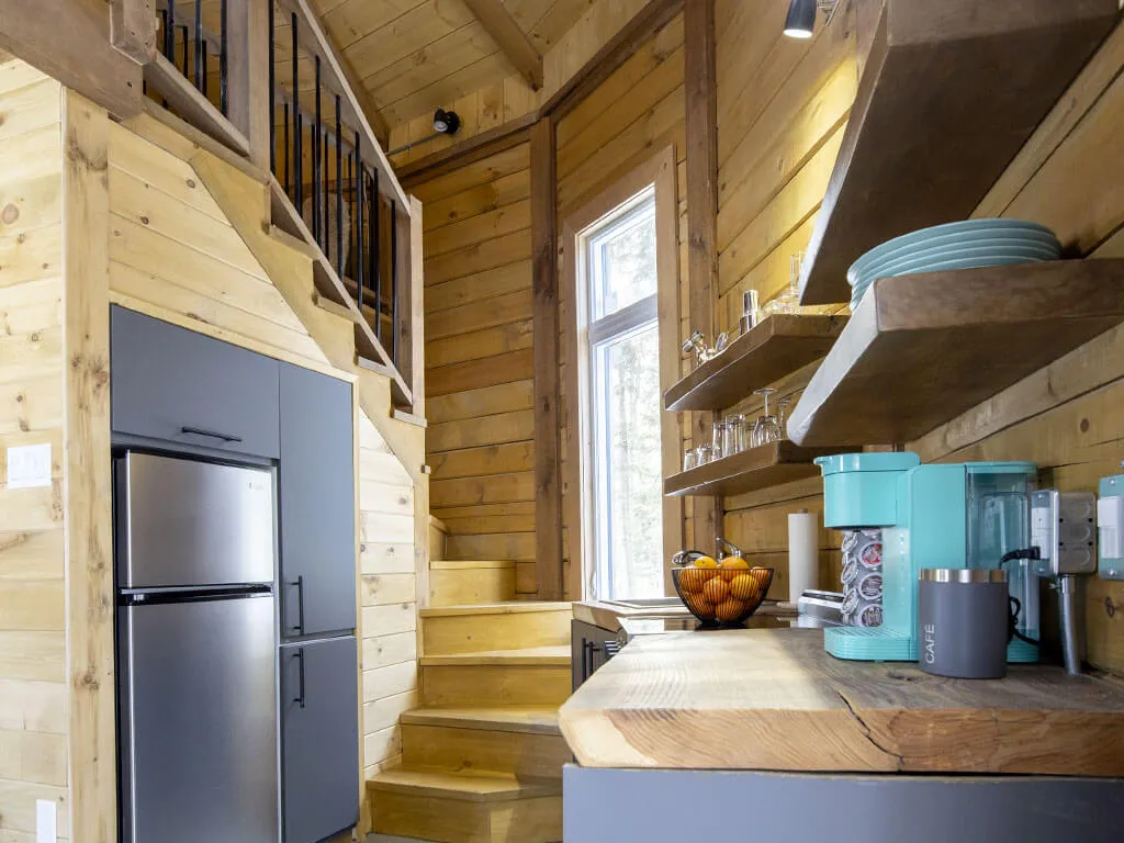 Cuisine moderne et chaleureuse avec rangements intégrés et mobilier design.