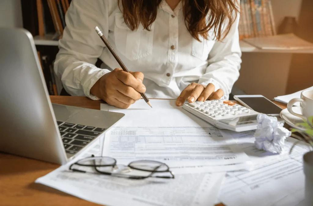 Une personne travaille sur un projet de design intérieur.