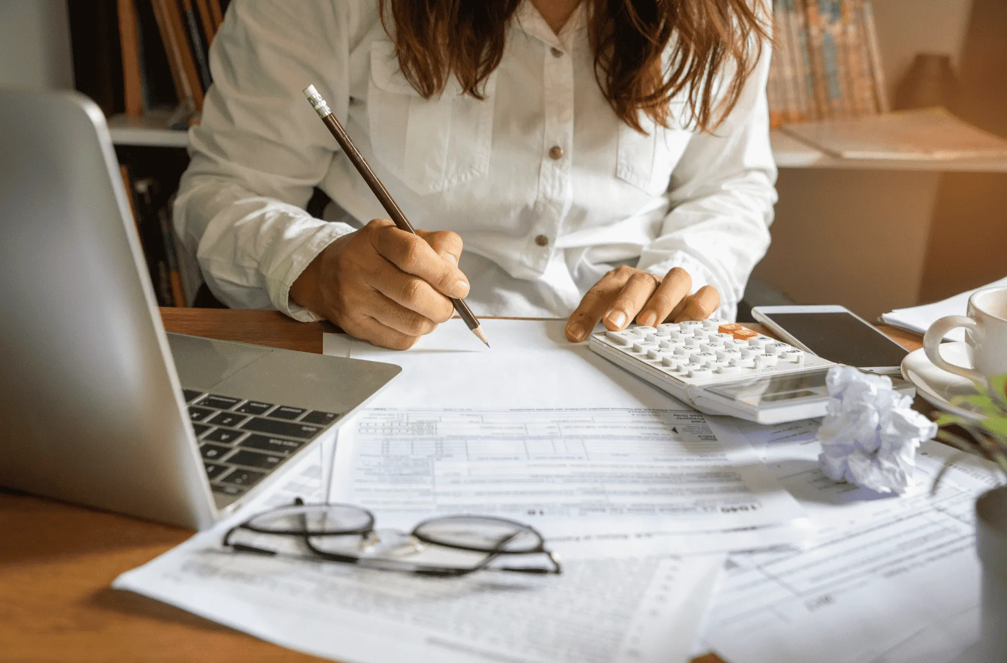 Une personne travaille sur un projet de design intérieur.